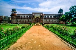 Agra;-Allée;-Architecture;-Dôme;-Façade;-Fort-dAgra;-Grès-rouge;-Inde;-Jahangiri-Mahal;-Jardin;-Kaleidos;-Kaleidos-images;-La-parole-à-limage;-Lal-Qila;-Moghols;-Palais;-Patrimoine-de-lHumanité;-Pelouse;-Stories-Pictures;-Tarek-Charara;-UNESCO;-Uttar-Pradesh